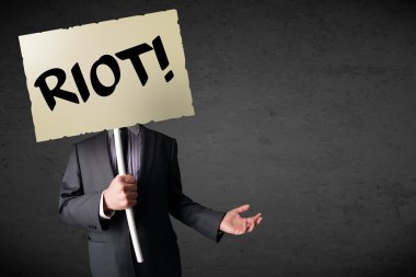 İş adamı protesto işareti tutuyor.