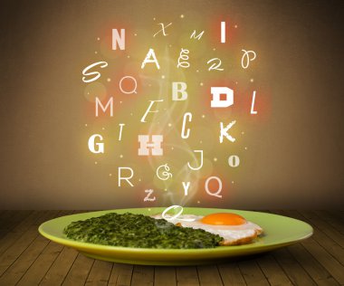 Tahtada renkli harflerle taze aşçı yemeği.