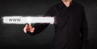 Genç işadamı www işareti ile web tarayıcı adres çubuğuna dokunuyor