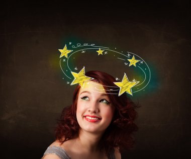 Sarı yıldızlı kız kafasının etrafında dönüp duruyor.