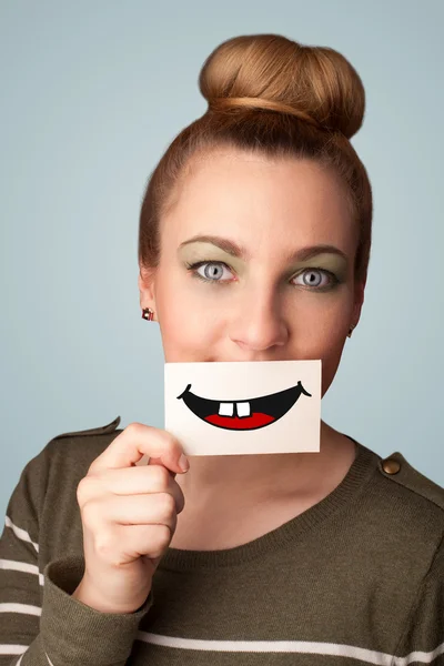 Glückliche hübsche Frau mit Karte und lustigem Smiley — Stockfoto