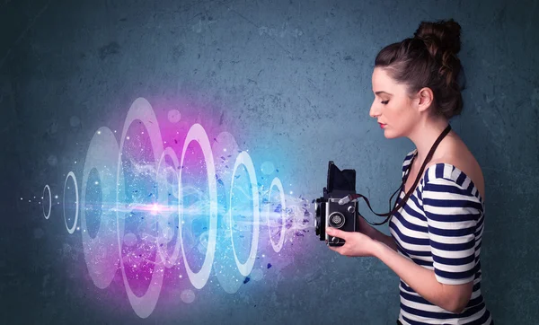 Menina fotógrafa fazendo fotos com feixe de luz poderoso — Fotografia de Stock