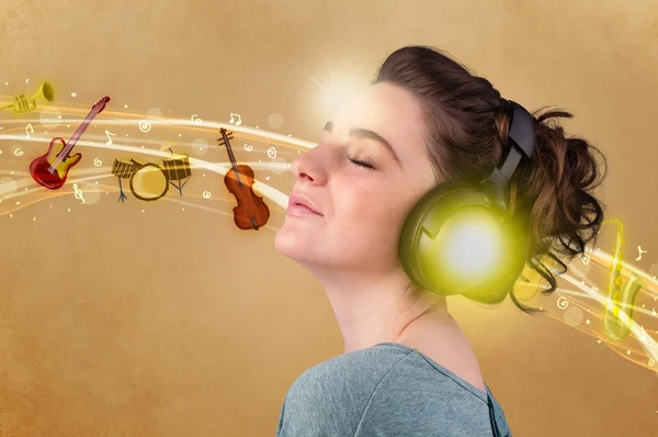 Mujer joven con auriculares escuchando música — Foto de Stock