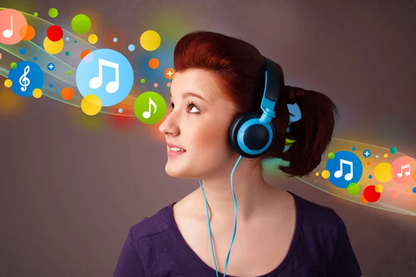 Ung kvinna lyssnar på musik med hörlurar — Stockfoto