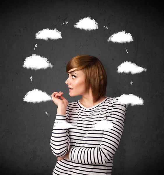 Jonge vrouw met wolk circulatie rond haar hoofd te denken — Stockfoto