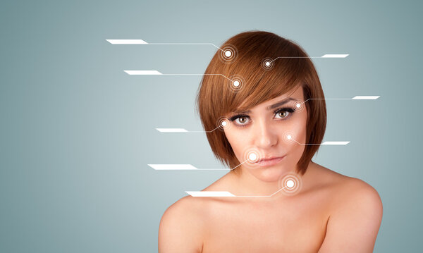 Молодая сексуальная девушка с современными стрелками для ухода за лицом
