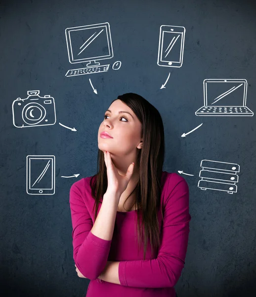 Jeune femme pensant avec des gadgets dessinés autour de sa tête — Photo