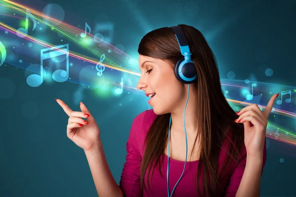 Mujer joven escuchando música con auriculares — Foto de Stock