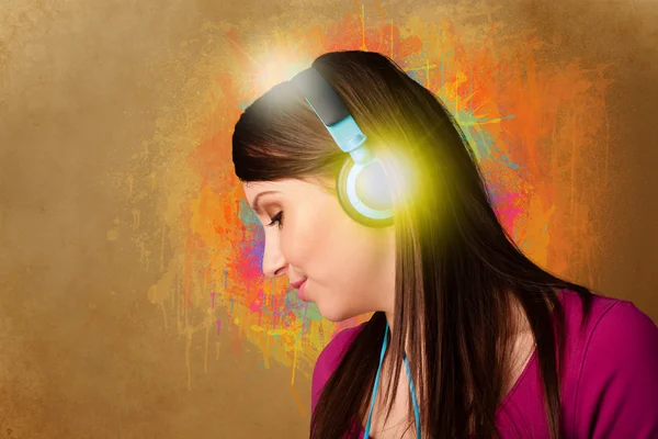 Mujer joven con auriculares escuchando música — Foto de Stock