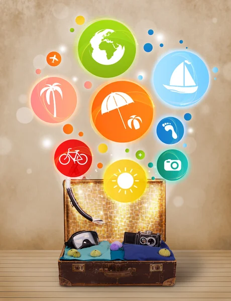 Valise avec des icônes et des symboles d'été colorés — Photo