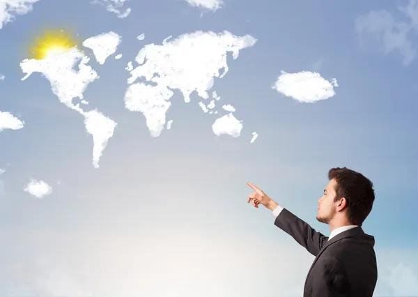 Hombre de negocios mirando las nubes del mundo y el sol en el cielo azul —  Fotos de Stock