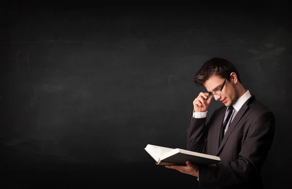 Young man reading a book — Stock Photo, Image