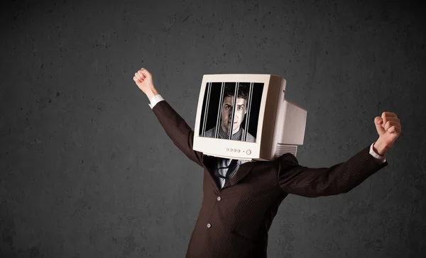 Hombre de negocios con monitor en la cabeza atrapado en un sistema digital —  Fotos de Stock