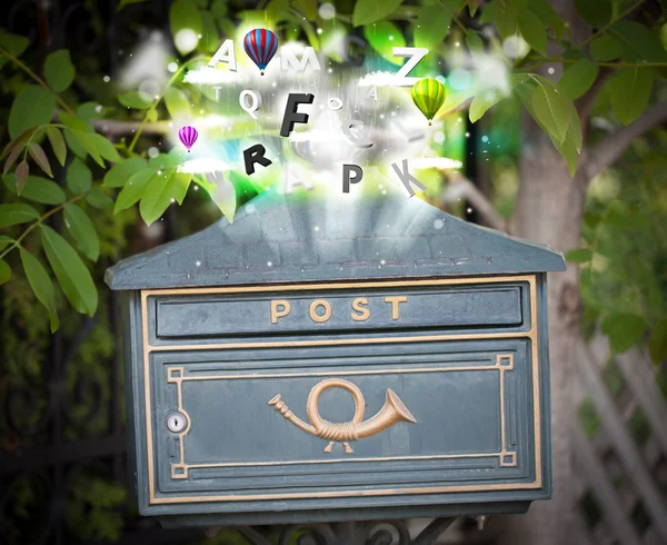 Briefkasten mit bunten Briefen — Stockfoto