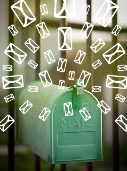 Postbus met letter pictogrammen op gloeiende groene achtergrond — Stockfoto