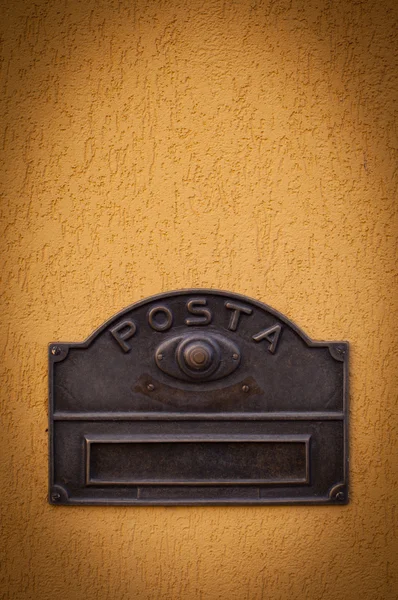 Uzavírá poštovní schránku na ulici — Stock fotografie