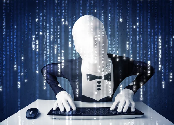 Хакер в маске тела декодирует информацию из футуристической сети — стоковое фото