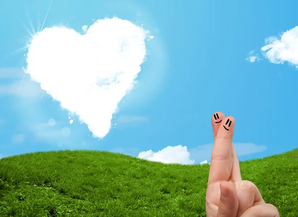 Χαρούμενα χαμογελαστά δάχτυλα κοιτάζοντας το σύννεφο σε σχήμα καρδιάς — Φωτογραφία Αρχείου