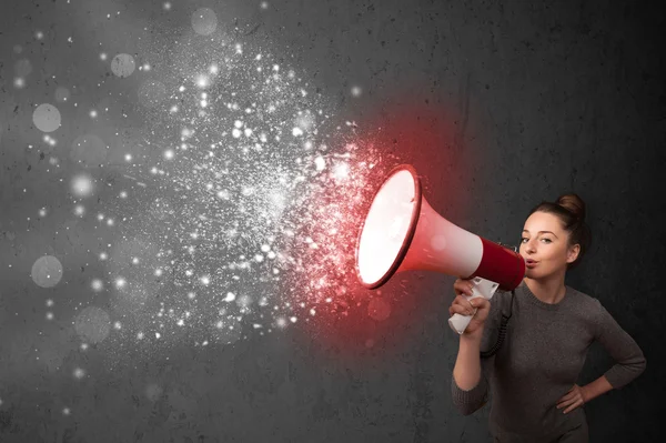 Mujer gritando en megáfono y partículas de energía brillante explo —  Fotos de Stock