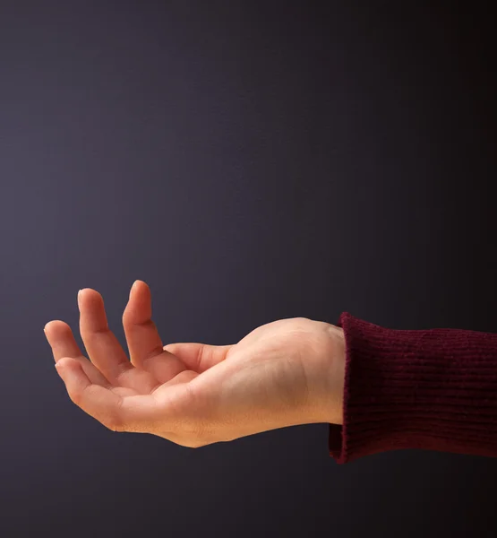 Frau präsentiert Kopierraum — Stockfoto