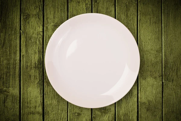 Colorful empty plate on grungy background table — Stock Photo, Image