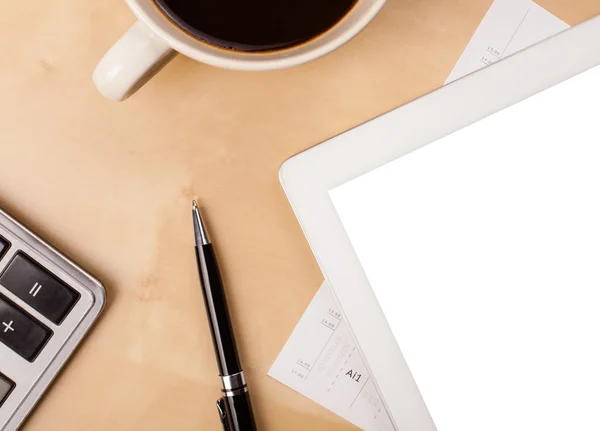 Tabletpc met lege ruimte en een kop koffie op een bureau — Stockfoto