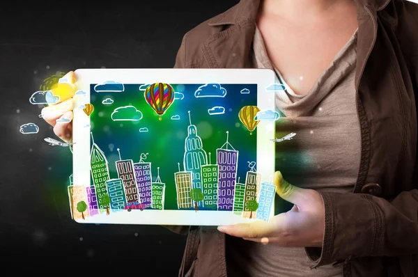 Jovem mostrando tablet com paisagem urbana desenhada à mão — Fotografia de Stock