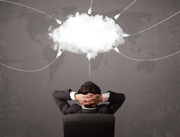 Jongeman op zoek naar cloud transfer wereld service — Stockfoto