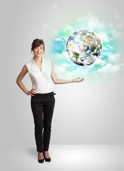 Jonge vrouw met aarde en wolk concept — Stockfoto