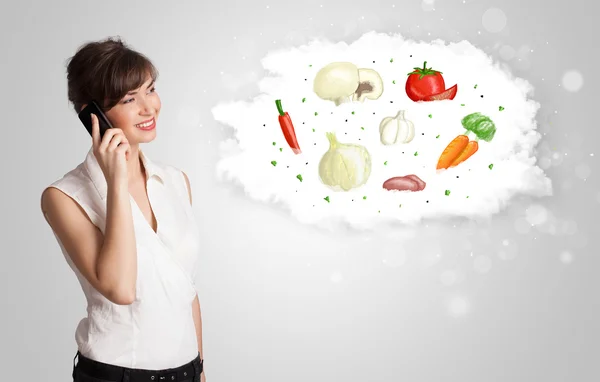Mooie vrouw presenteren een wolk van gezonde voeding plantaardige — Stockfoto
