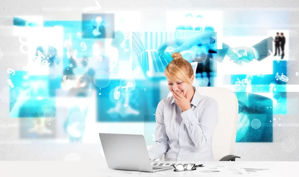 Business person vid skrivbordet med moderna tech bilder i bakgrunden — Stockfoto