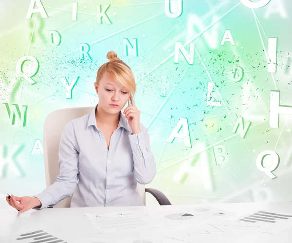 Affärskvinna vid skrivbordet med grönt ord moln — Stockfoto