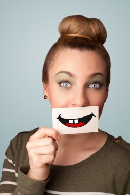 komik smiley ile kart tutan mutlu güzel kadın