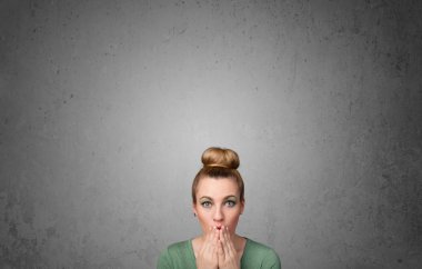 genç kadın kopya alanı ile el hareketi