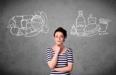 sağlıklı ve sağlıksız gıdalar arasında duran kadın