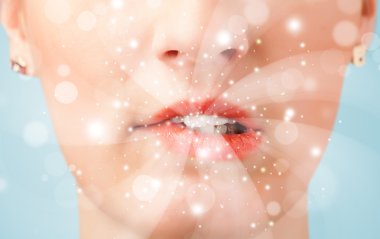 güzel kadının dudakları soyut beyaz ışıkları üfleme