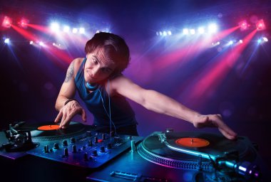 Genç dj kayıtları bir kalabalığın önünde sahnede karıştırma