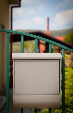 Sokakta bir posta kutusunun içinde