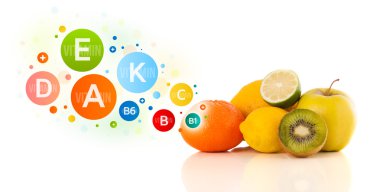 Renkli vitamin sembolleri ve simgeleri olan sağlıklı meyveler
