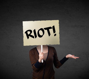 bir protesto işaret tutan genç kadın