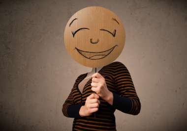 Elinde gülen yüz tahtası olan genç bir kadın.