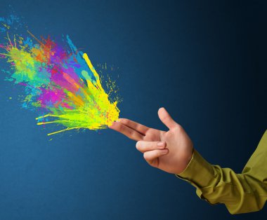 Silah şeklindeki ellerden renkli sıçramalar geliyor.