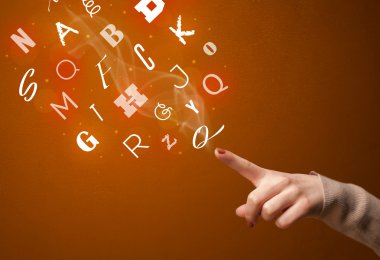 Silah şeklinde ellerden gelen mektuplar.