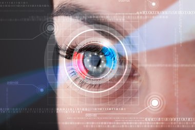 Teknisyen gözlü bir siber kadın.