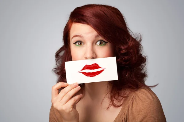 Glücklich hübsche Frau hält Karte mit Kuss Lippenstift Marke — Stockfoto