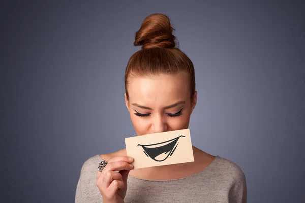 Kağıt çizim komik smiley ile tutarak mutlu sevimli kız — Stok fotoğraf