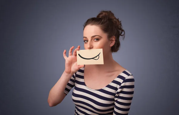 Hübsche junge Mädchen mit weißer Karte mit Lächeln Zeichnung — Stockfoto