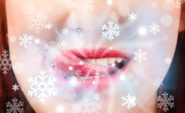 Bonita mujer boca soplando brisa fría — Foto de Stock