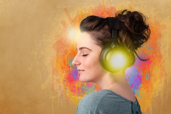 Młoda kobieta ze słuchawkami słuchającymi muzyki — Zdjęcie stockowe