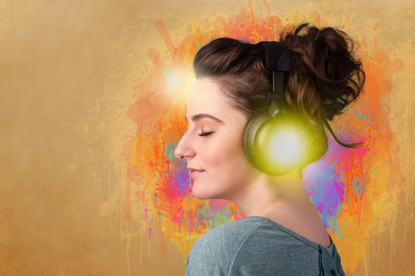 Young woman with headphones listening to music — Stock Photo, Image